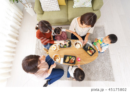 ご飯を食べる子どもとお母さん 45175802