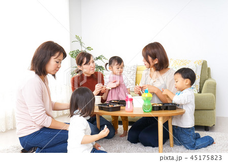 ご飯を食べる子どもとお母さん ご飯を食べる子どもとお母さん 45175823