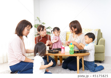 ご飯を食べる子どもとお母さん ご飯を食べる子どもとお母さん 45175825