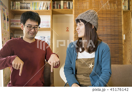 手話で話すカップル 日常会話風景 手話で話すカップル 日常会話風景 45176142