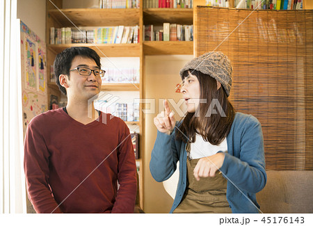 手話で話すカップル 日常会話風景 手話で話すカップル 日常会話風景 45176143