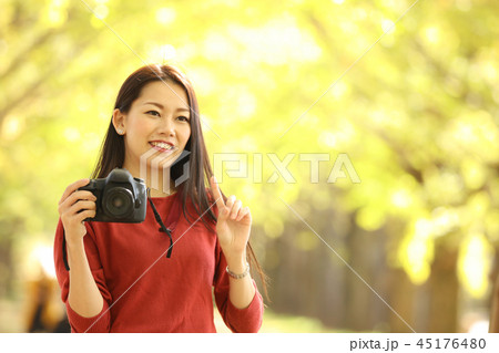 写真を撮る女性 45176480