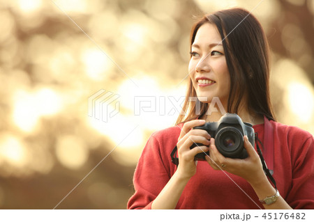 写真を撮る女性 45176482
