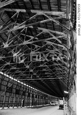 秋の奥羽本線・紅葉の中の峠駅 秋の奥羽本線・紅葉の中の峠駅 45176959