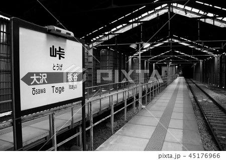 秋の奥羽本線・紅葉の中の峠駅 秋の奥羽本線・紅葉の中の峠駅 45176966