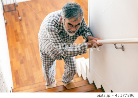 シニア 階段 つらい 45177896