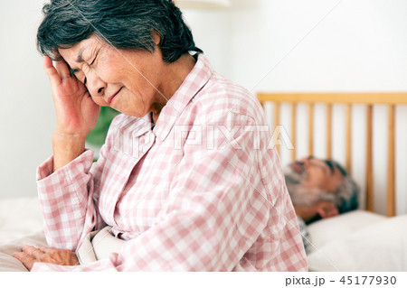 不眠 不調 シニア 女性 45177930