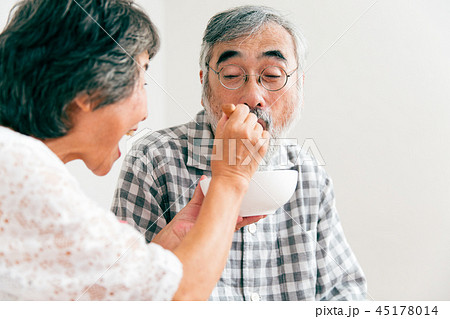 看病 食事 介護 介助 45178014