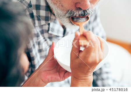 看病 食事 介護 介助 45178016