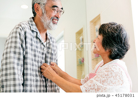 着替え シニア 高齢者 45178031