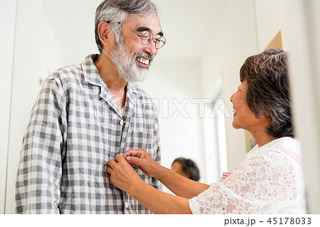 着替え シニア 高齢者 45178033