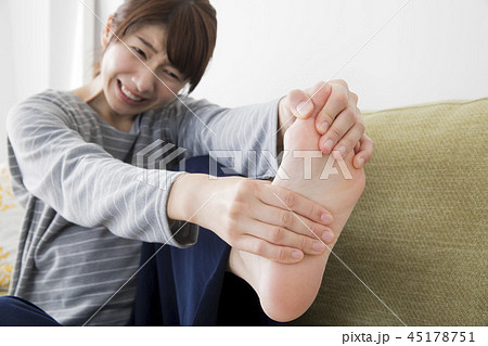 足がつる女性 45178751