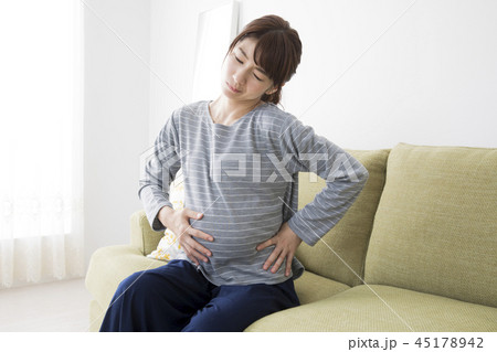 お腹が張る妊婦 お腹が張る妊婦 45178942