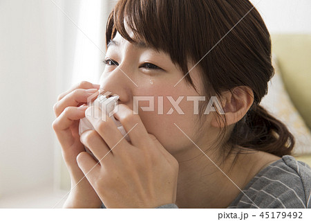 泣く女性 泣く女性 45179492