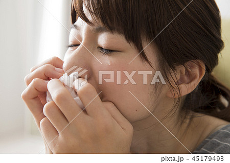 泣く女性 45179493