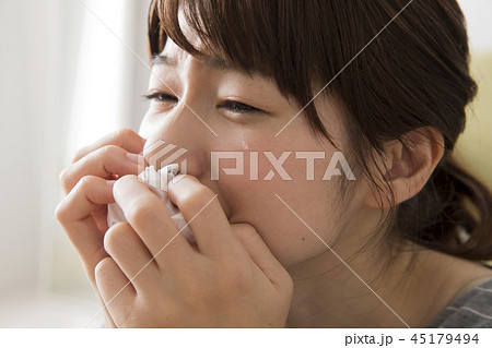 泣く女性 泣く女性 45179494