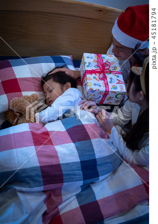 家族、女の子、クリスマス、ベッド、プレゼント 45181794