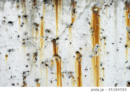 Rusty metal staining on white concrete surface 45184593