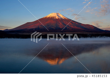 山梨県 富士山 夜明けの赤富士 山梨県 富士山 夜明けの赤富士 45185153