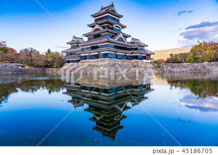 （長野県）国宝　松本城　夕景 45186705