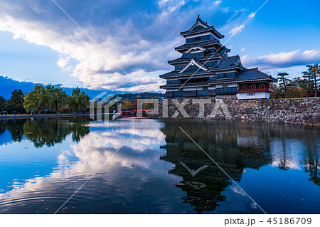 （長野県）国宝　松本城　夕景 45186709