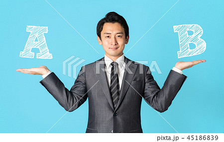 比較する男性 比較する男性 45186839