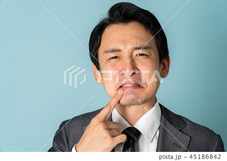 歯痛の男性 歯痛の男性 45186842