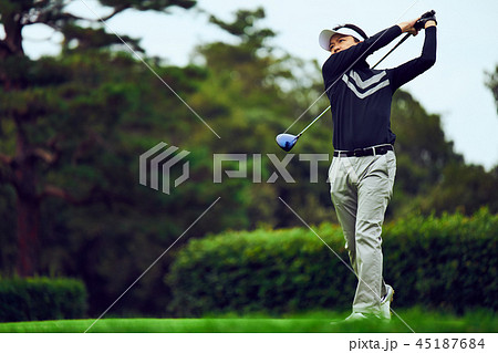 ゴルフをする男性 45187684