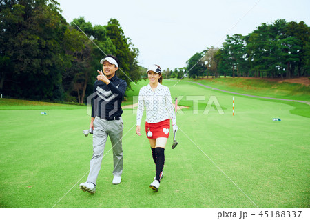 ゴルフをする二人 45188337