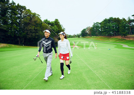 ゴルフをする二人 ゴルフをする二人 45188338