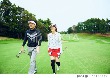 ゴルフをする二人 45188339