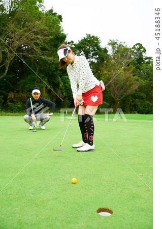 ゴルフをする二人 ゴルフをする二人 45188346