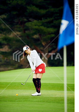 ゴルフをする女性 ゴルフをする女性 45188365