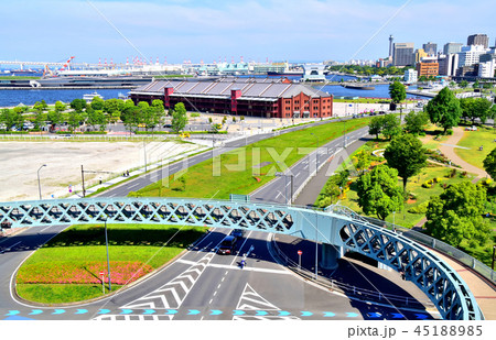 横浜の名所赤レンガ倉庫サークルウォークベイブリッジ 45188985