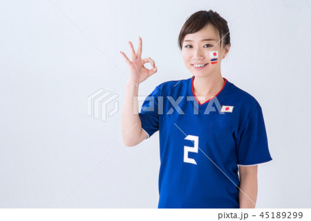 応援する女性サポーター 応援する女性サポーター 45189299