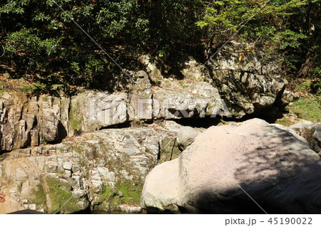 荒い岩肌奥津渓 45190022