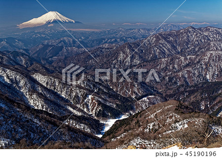 冬の丹沢 塔ノ岳から見る富士山とユーシン渓谷の写真素材