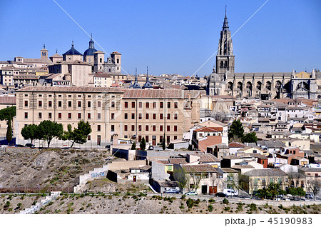 スペインの古都トレドのタホ川の対岸から旧市街を望む スペインの古都トレドのタホ川の対岸から旧市街を望む 45190983