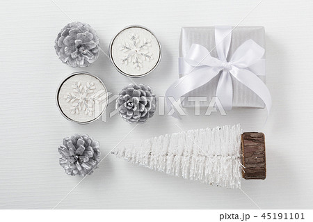 Christmas decorations and present 45191101