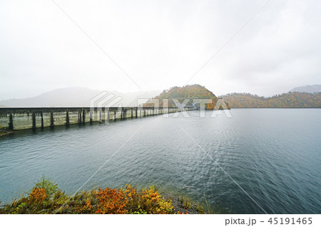 紅葉の奥只見湖　雨天 45191465