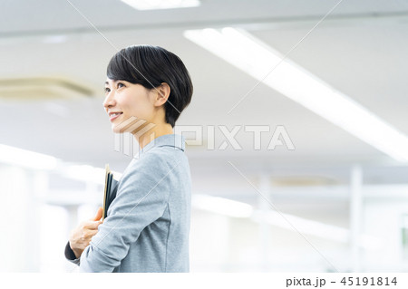 ビジネスウーマン　女性会社員 45191814