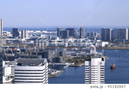 日本の東京都市景観 建設中の選手村や豪華客船などを望む 日本の東京都市景観 建設中の選手村や豪華客船などを望む 45192007