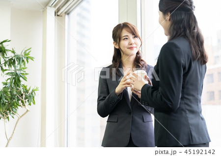 アドバイスする女性 45192142