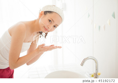 クレンジング　若い女性 45192172