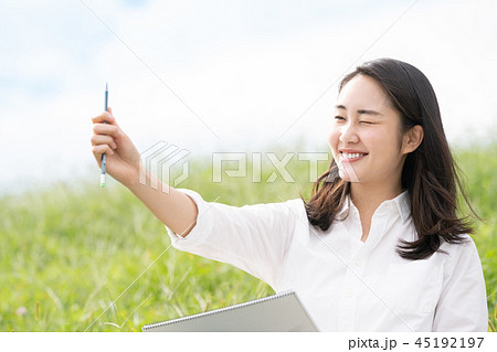 スケッチをする女性 スケッチをする女性 45192197