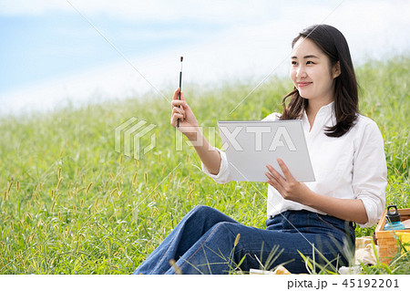 スケッチをする女性 45192201