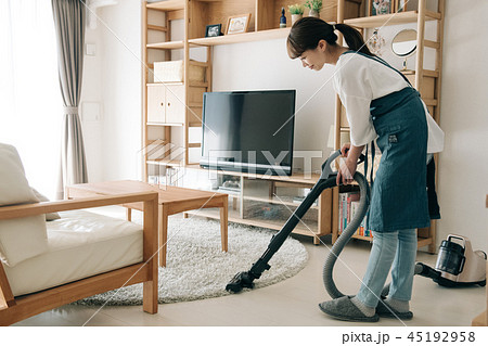 掃除機をかける30代主婦 日本人女性 45192958