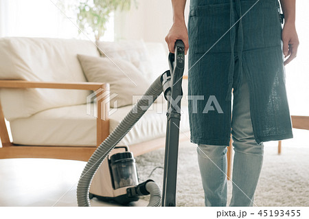 掃除機をかける主婦の足下 日本人女性 掃除機をかける主婦の足下 日本人女性 45193455