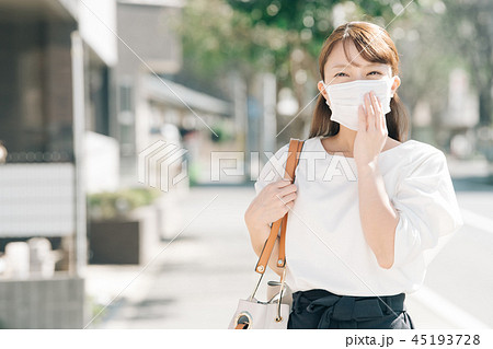 マスクをしたビジネスウーマン 通勤 30代 女性 日本人の写真素材
