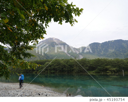 長野県　上高地　初秋の大正池から焼岳を 45193754